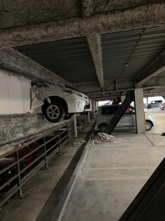 トヨタのミサイル プリウス がコンビニから駐車場に目標を変えた ギリギリバサラ
